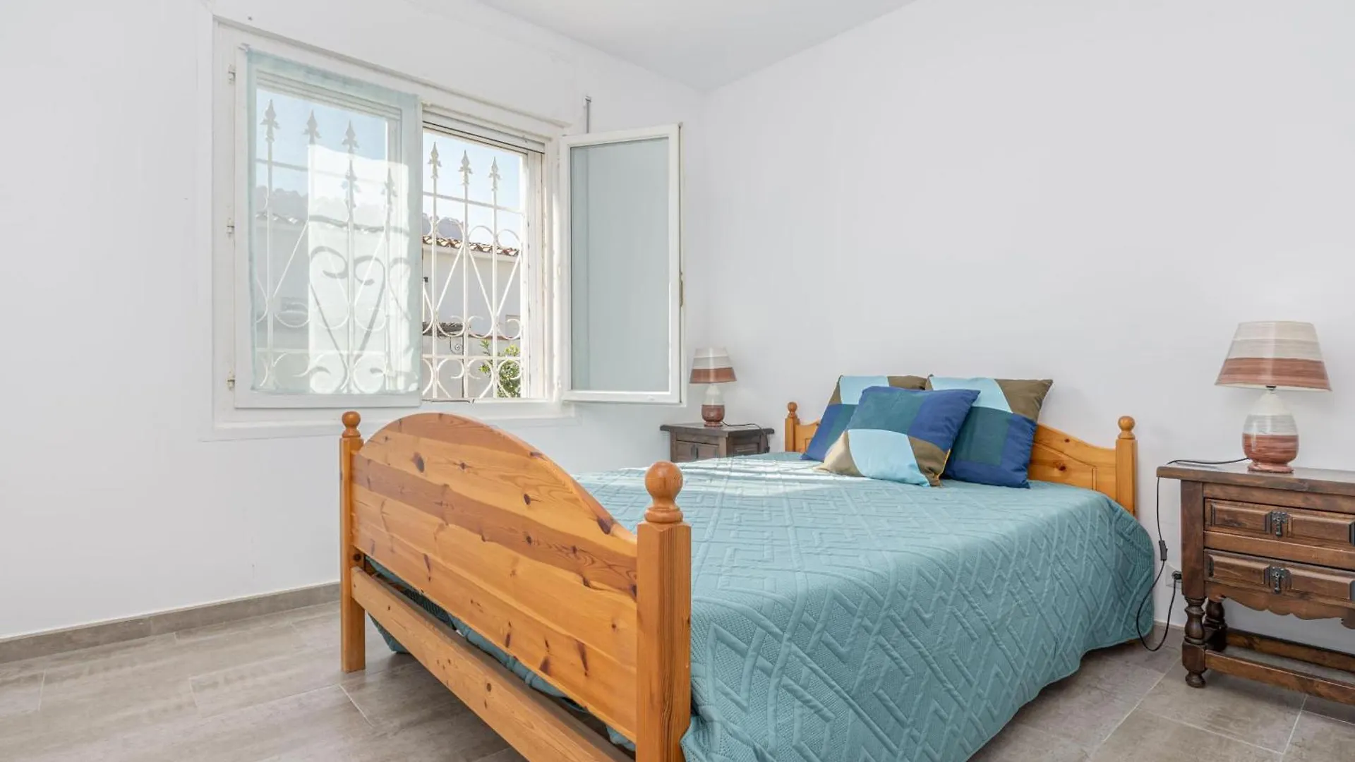 Casa Luminosa Con Amplia Terraza En Roses, Cerca De La Playa Y Bien Equipada - Hisp-288-42 Villa Spain